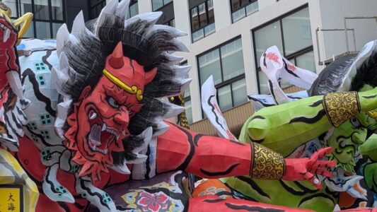 Char Nebuta et parade en plein jour