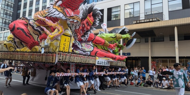 Char Nebuta et parade en plein jour