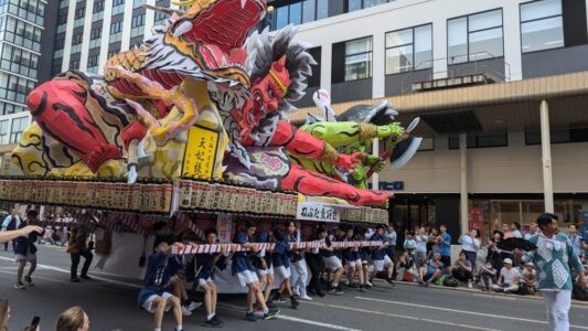 Char Nebuta et parade en plein jour