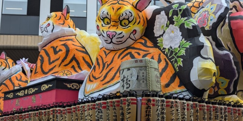 Char Nebuta et parade en plein jour