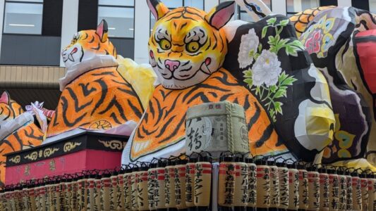 Char Nebuta et parade en plein jour