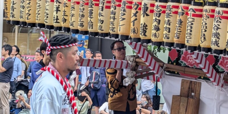 Char Nebuta et parade en plein jour