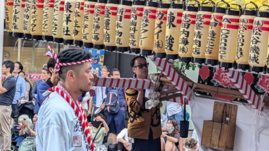 Char Nebuta et parade en plein jour