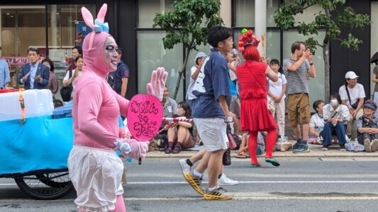 Char Nebuta et parade en plein jour