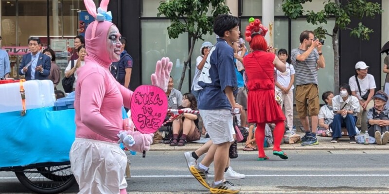 Char Nebuta et parade en plein jour