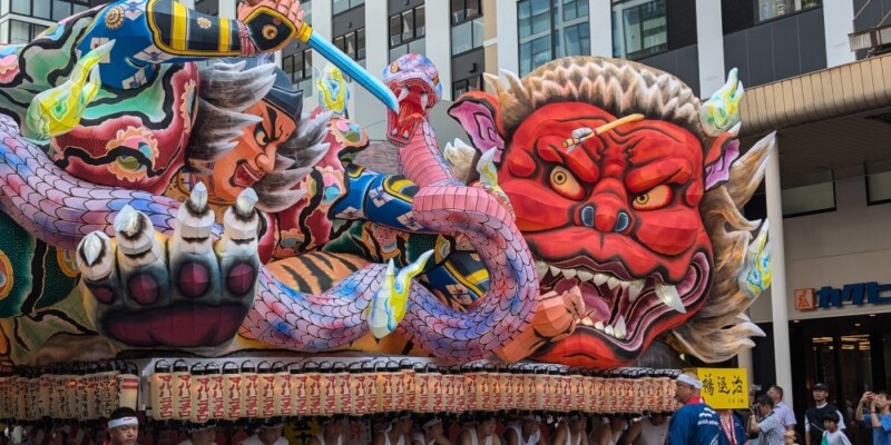 Char Nebuta et parade en plein jour