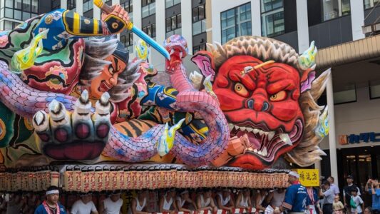 Char Nebuta et parade en plein jour