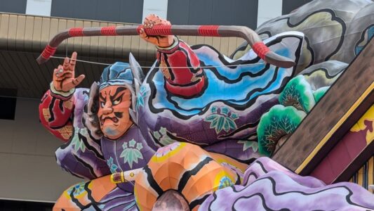 Char Nebuta et parade en plein jour