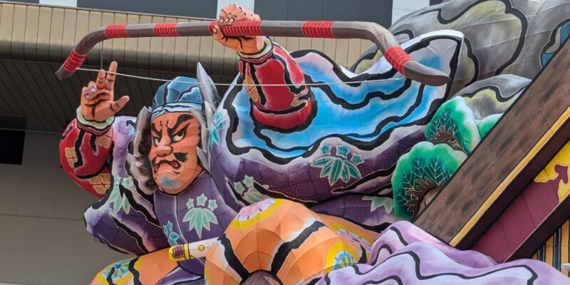 Char Nebuta et parade en plein jour