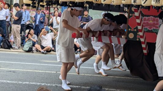 Char Nebuta et parade en plein jour