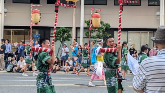 Char Nebuta et parade en plein jour