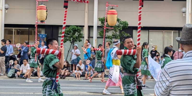 Char Nebuta et parade en plein jour