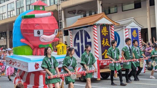 Char Nebuta et parade en plein jour
