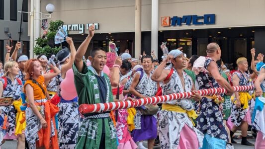 Char Nebuta et parade en plein jour