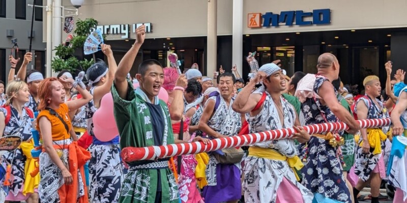 Char Nebuta et parade en plein jour