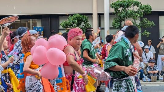 Char Nebuta et parade en plein jour