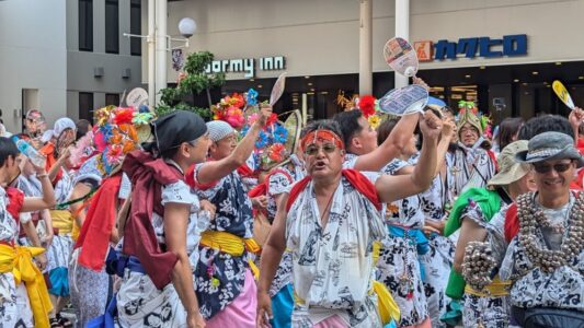 Char Nebuta et parade en plein jour
