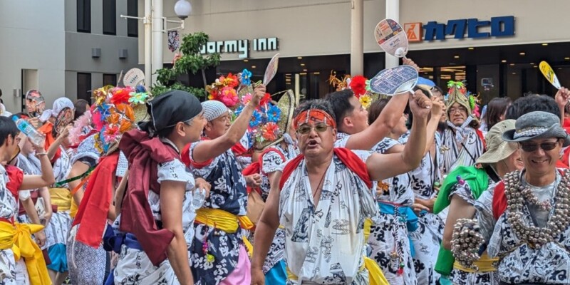 Char Nebuta et parade en plein jour