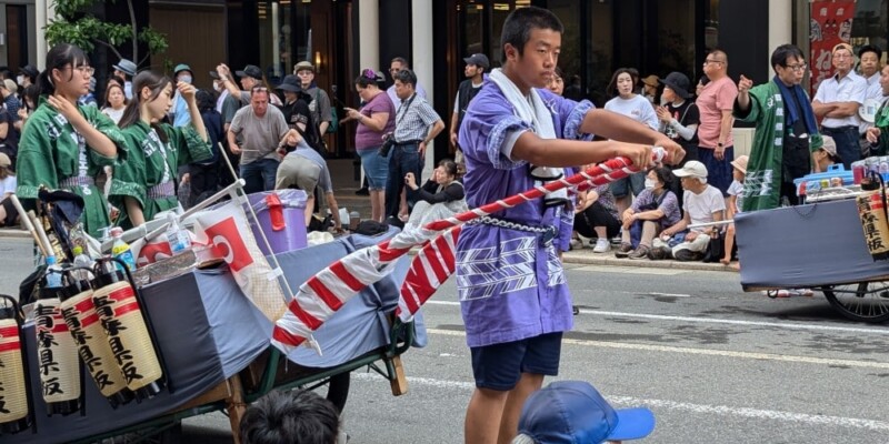 Char Nebuta et parade en plein jour