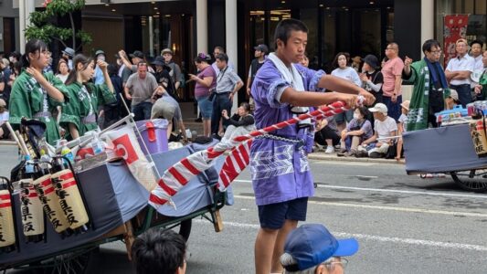 Char Nebuta et parade en plein jour