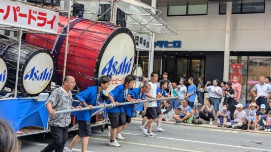 Char Nebuta et parade en plein jour