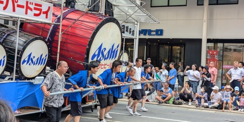 Char Nebuta et parade en plein jour