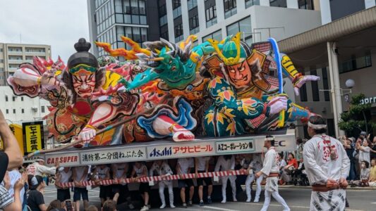 Char Nebuta et parade en plein jour