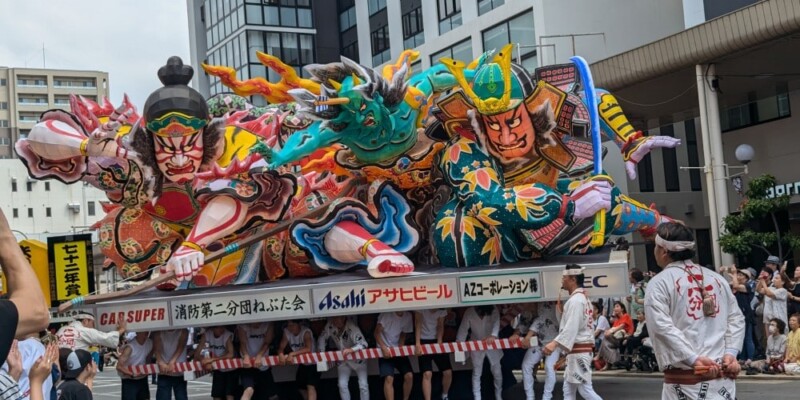 Char Nebuta et parade en plein jour