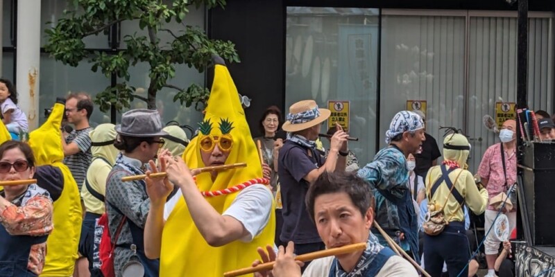 Parade en plein jour