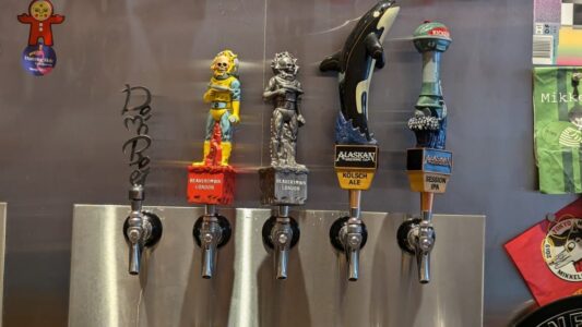 Tirette de bière décorée de différents animaux, dont des orques