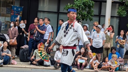 Char Nebuta en plein jour. Premier plan : homme avec un sifflet menant le groupe