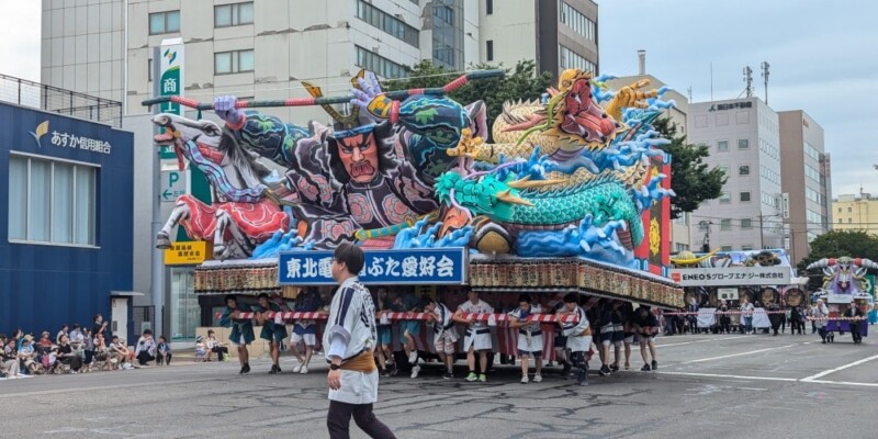 Char Nebuta en plein jour