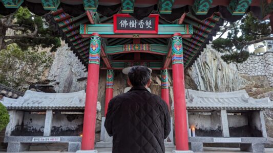 Photographier le temple au bord de la mer à Busan, Corée du sud