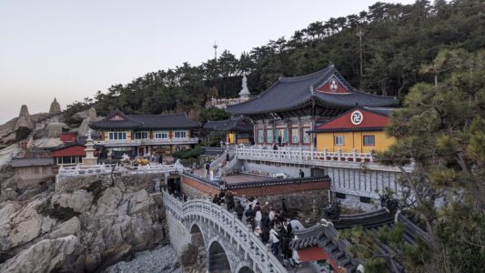 Photographier le temple au bord de la mer à Busan, Corée du sud