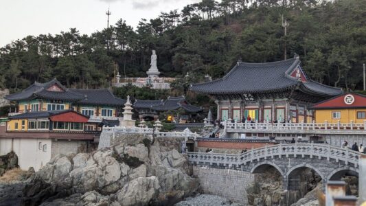Photographier le temple au bord de la mer à Busan, Corée du sud