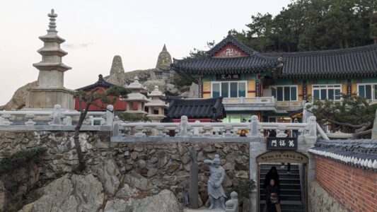 Photographier le temple au bord de la mer à Busan, Corée du sud