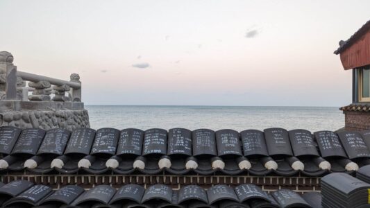 Photographier le temple au bord de la mer à Busan, Corée du sud