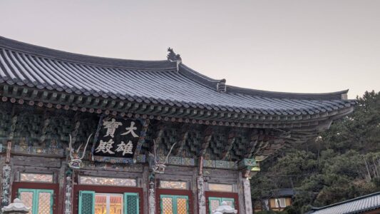 Photographier le temple au bord de la mer à Busan, Corée du sud
