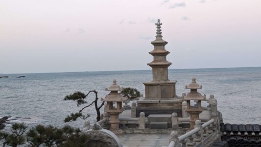 Photographier le temple au bord de la mer à Busan, Corée du sud