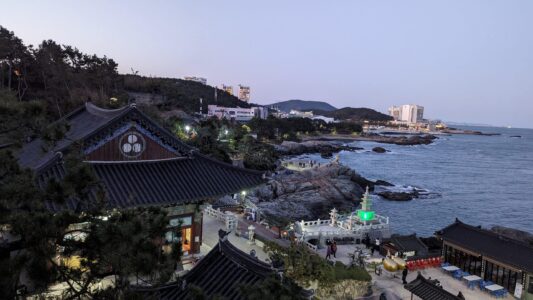 Photographier le temple au bord de la mer à Busan, Corée du sud