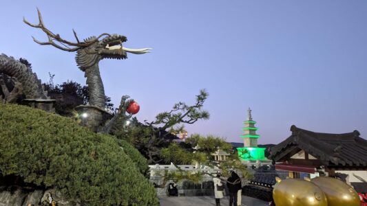 Photographier le temple au bord de la mer à Busan, Corée du sud