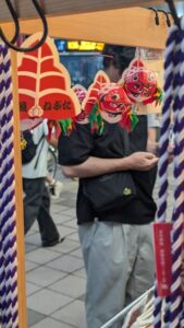 Défilé de chars illuminés lors du festival Nebuta à Aomori, représentant des créatures aquatiques en papier washi coloré, accompagnés de danseurs haneto en costumes traditionnels