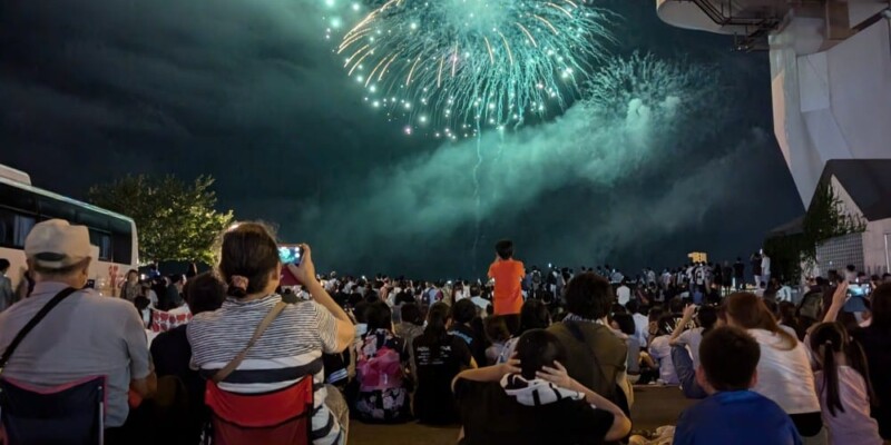 "Photographies du festival Nebuta d'Aomori avec une foule de spectateurs, des chars illuminés entourés de danseurs traditionnels haneto et des feux d’artifice violets et verts éclairant le ciel nocturne