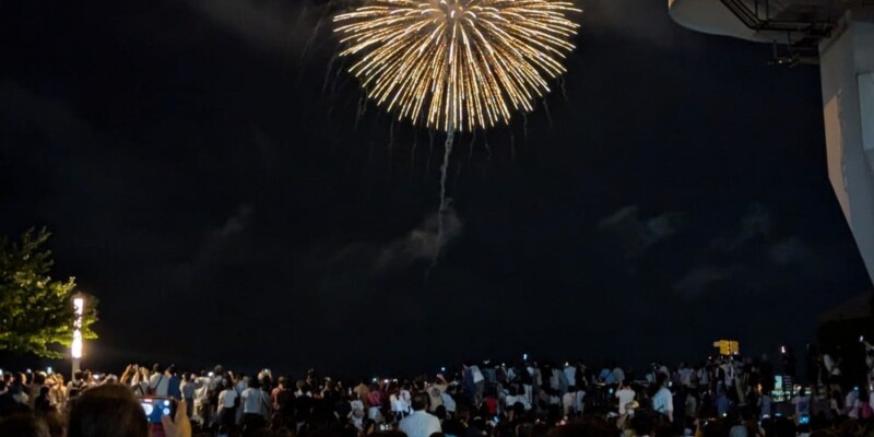 "Photographies du festival Nebuta d'Aomori avec des scènes locales animées, des chars illuminés entourés de foules de spectateurs, des danseurs haneto en costume et des feux d’artifice dorés illuminant le ciel nocturne