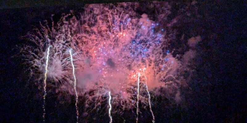 "Photographies du Nebuta Matsuri à Aomori, illustrant des scènes locales animées, des chars illuminés en mouvement, des danseurs haneto en costumes colorés et des feux d’artifice violets illuminant le ciel nocturne