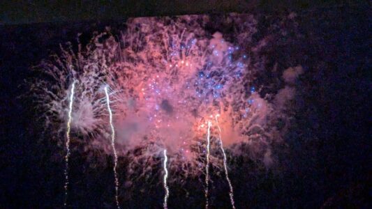"Photographies du Nebuta Matsuri à Aomori, illustrant des scènes locales animées, des chars illuminés en mouvement, des danseurs haneto en costumes colorés et des feux d’artifice violets illuminant le ciel nocturne