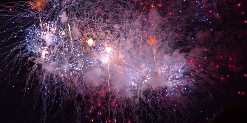 "Photographies du Nebuta Matsuri à Aomori, illustrant des scènes locales animées, des chars illuminés en mouvement, des danseurs haneto en costumes colorés et des feux d’artifice violets illuminant le ciel nocturne