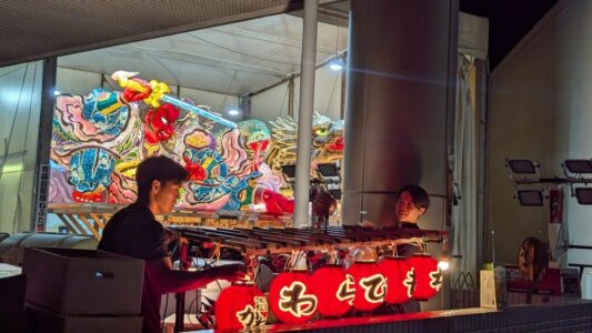 Photographie pendant 2 jours de festival : Scènes locales, chars, défilés & Feux d'Artifice "Lanternes rouges illuminant la nuit lors du Nebuta Matsuri à Aomori, créant une ambiance festive et traditionnelle