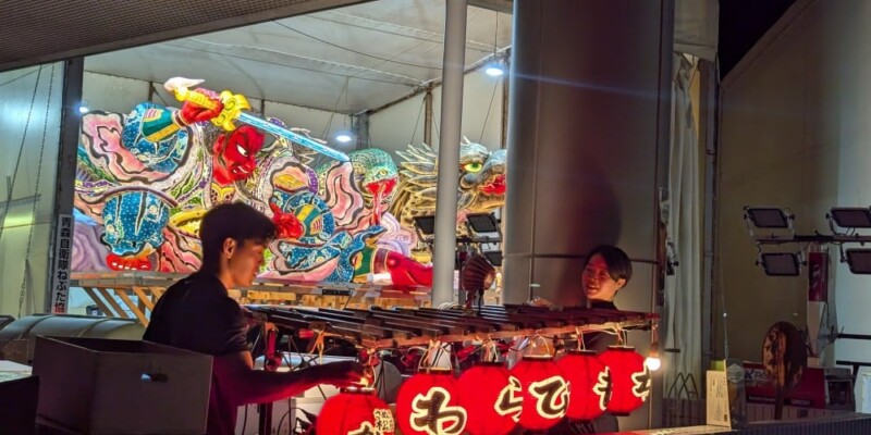 Photographie pendant 2 jours de festival : Scènes locales, chars, défilés & Feux d'Artifice "Lanternes rouges illuminant la nuit lors du Nebuta Matsuri à Aomori, créant une ambiance festive et traditionnelle