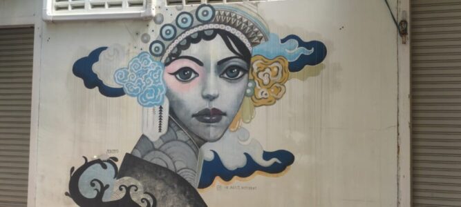 Street art représentant une femme ethnique